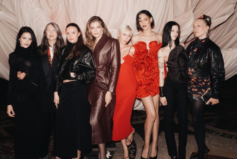 Irina Shayk na eventu je nosila crno odijelo (Foto: BFA / Madison McGaw)