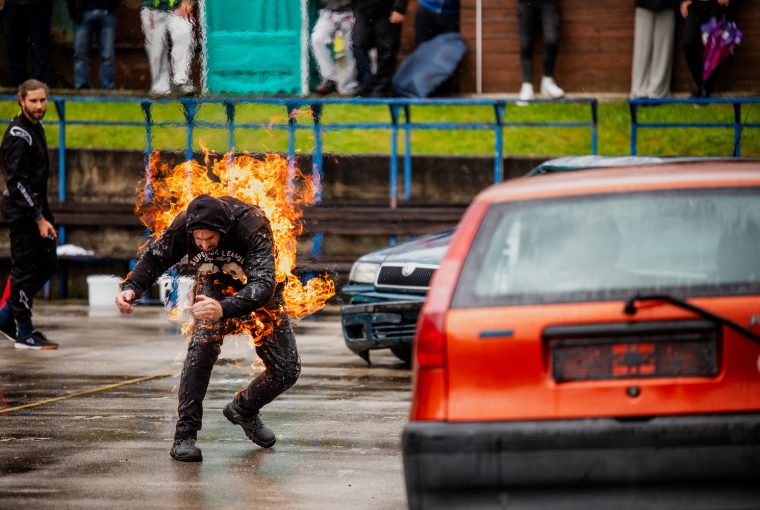 Karlovac gori, a kako to izgleda uživo pokazali su svjetski kaskaderi (Foto: Demjan Rožman)