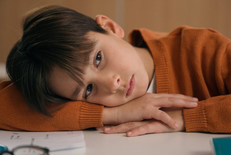 Back to school - gledanje u ekran više od četiri sata na dan povećava depresiju i suicidalne misli (Foto: Envato Elements)