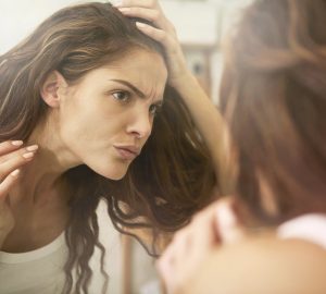 Menopauza može uzrokovati stanjivanje kose što je mnogim ženama traumatično (Foto: Envato Elements)
