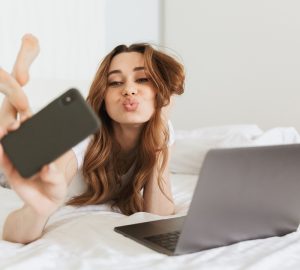 Intima je pojavom tehnologije doživjela upgrade. No je li dobro da tijekom flerta osoba ne piše svoje poruke, nego ih slaže AI? (Foto: Envato Elements)