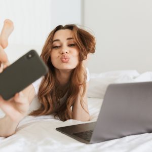 Intima je pojavom tehnologije doživjela upgrade. No je li dobro da tijekom flerta osoba ne piše svoje poruke, nego ih slaže AI? (Foto: Envato Elements)