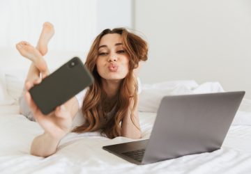 Intima je pojavom tehnologije doživjela upgrade. No je li dobro da tijekom flerta osoba ne piše svoje poruke, nego ih slaže AI? (Foto: Envato Elements)